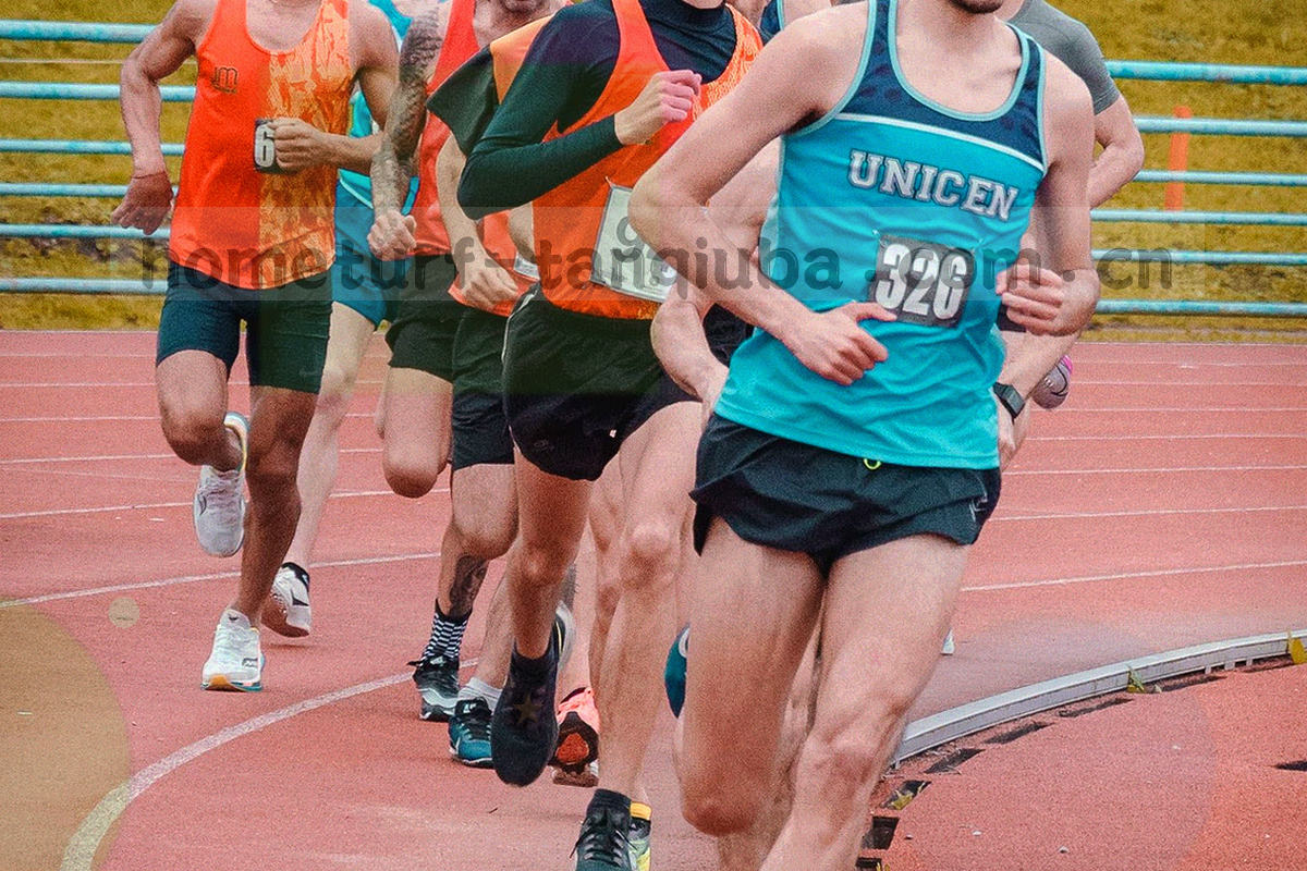 多层纸张叠放的抽象图形，边缘带印刷边框与半调网点纹理